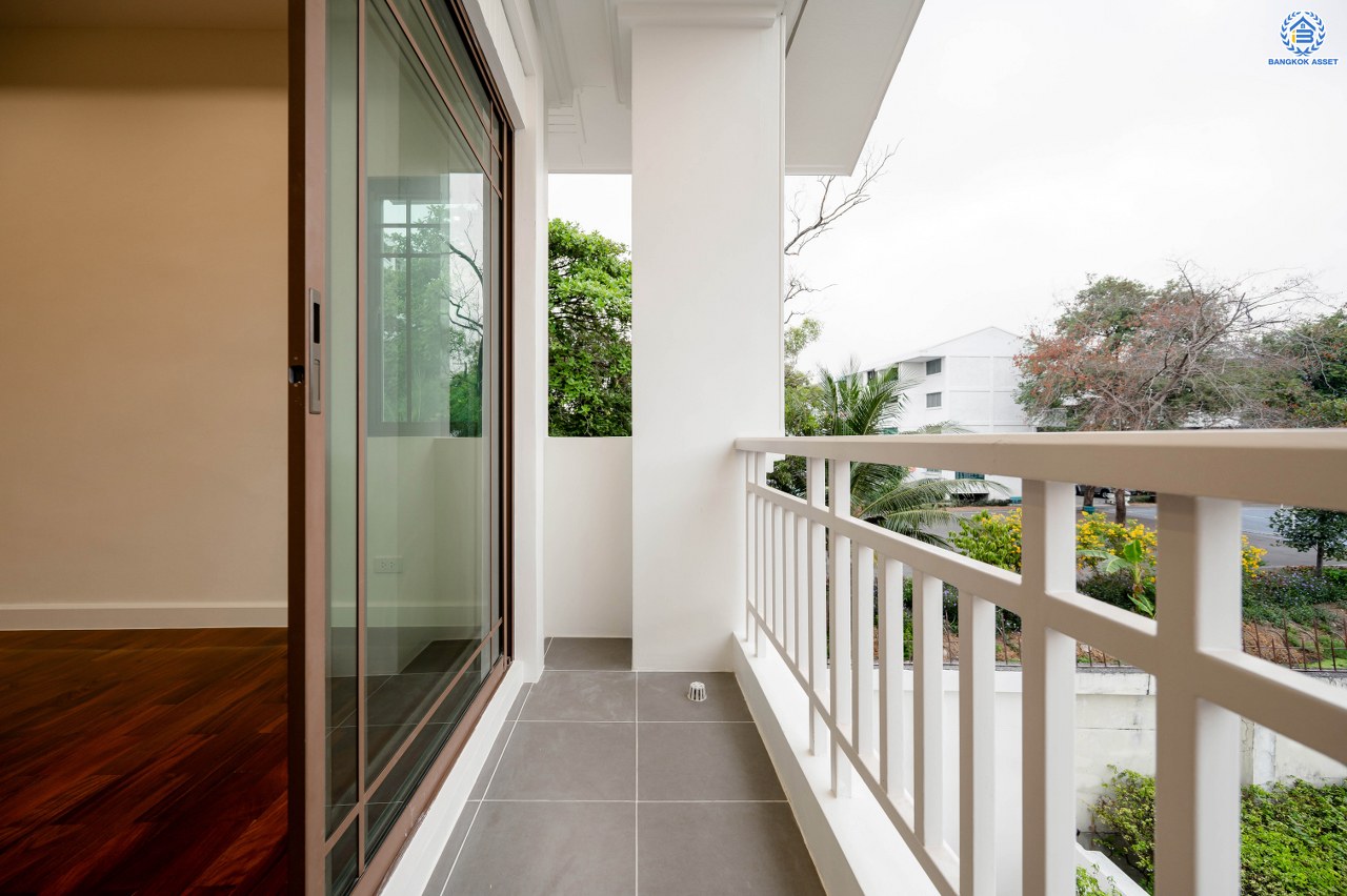 บ้านมือสองตกแต่งใหม่ จากแบรนด์ Sansiri โครงการ เศรษฐสิริ วงแหวน-สุขาภิบาล2 บ้านเดี่ยวหลังมุม เนื้อที่ 70.10 ตร.ว. พื้นที่ใช้สอย 166.20 ตร.ม. ฟังก์ชัน 3 ห้องนอน 3 ห้องน้ำ 1 ห้องแม่บ้าน 2 ที่จอดรถ ติดถนนใหญ่เสรีไทย ใกล้จุดขึ้นทางด่วน "วงแหวน-กาญจนาภิเษก" และ ใกล้รถไฟฟ้าสายสีชมพู "สถานีนพรัตน์"...